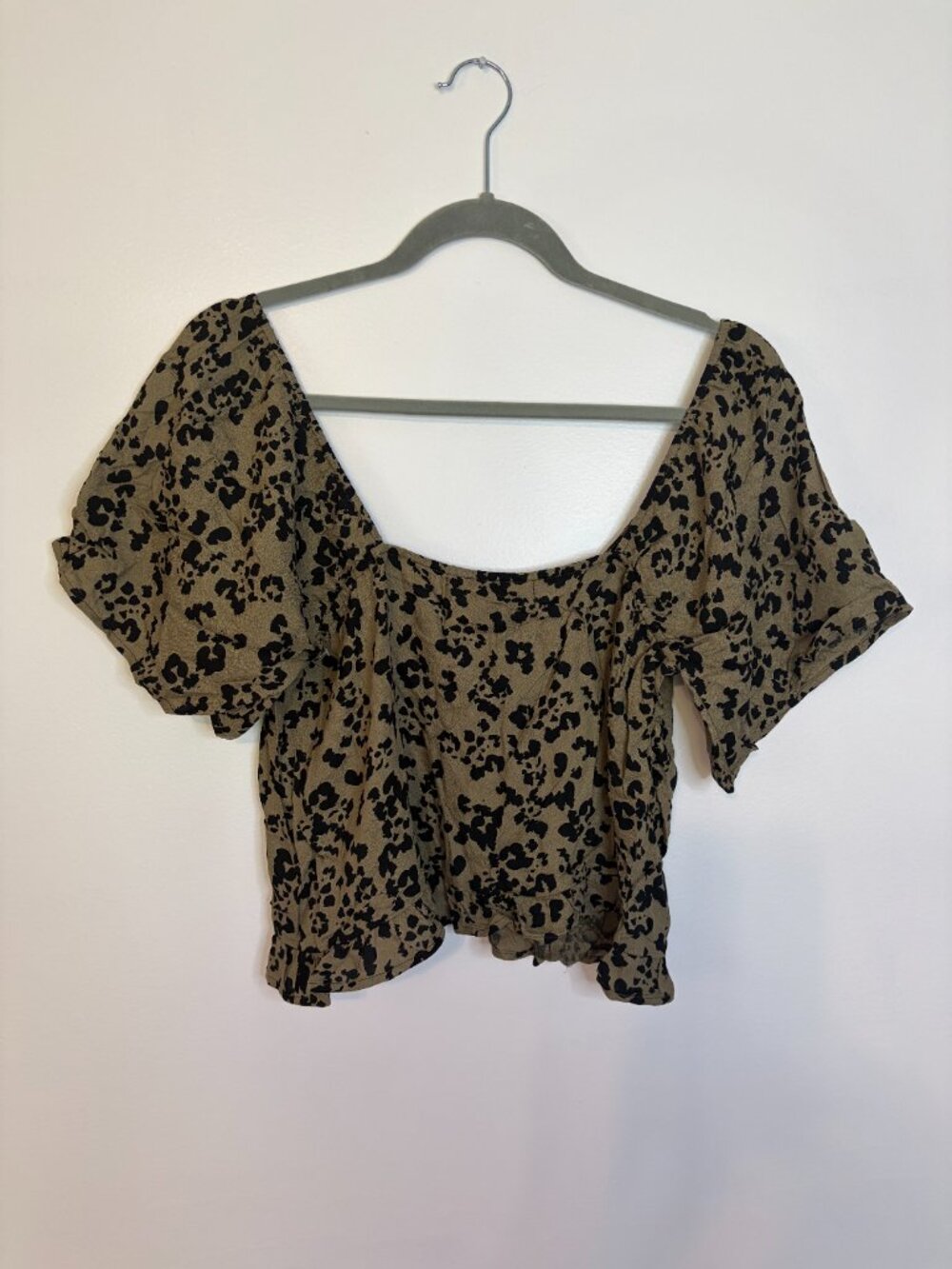 Saltwater Luxe Leopard Crop Top With Puffed Sleeves (NWT) - Picture 5 of 5